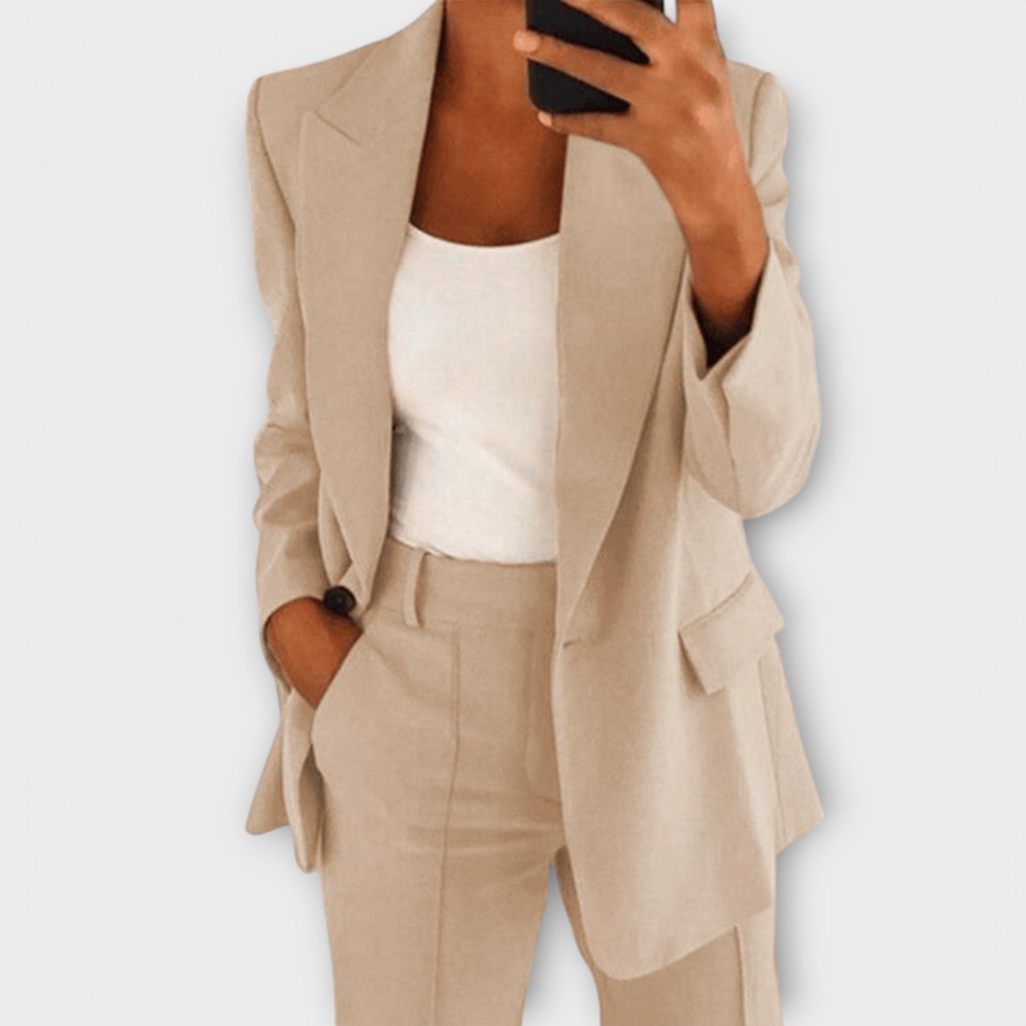 Mila – Costume classique avec une silhouette flatteuse