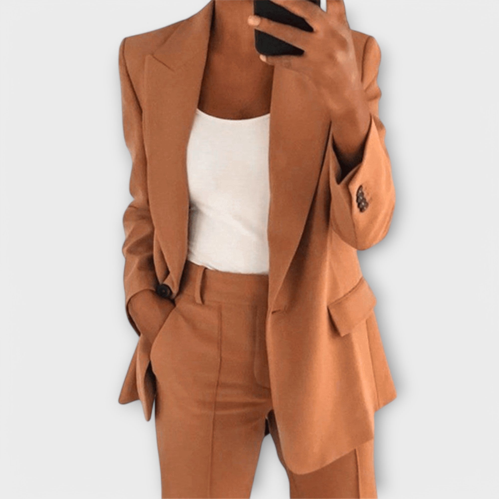 Mila – Costume classique avec une silhouette flatteuse