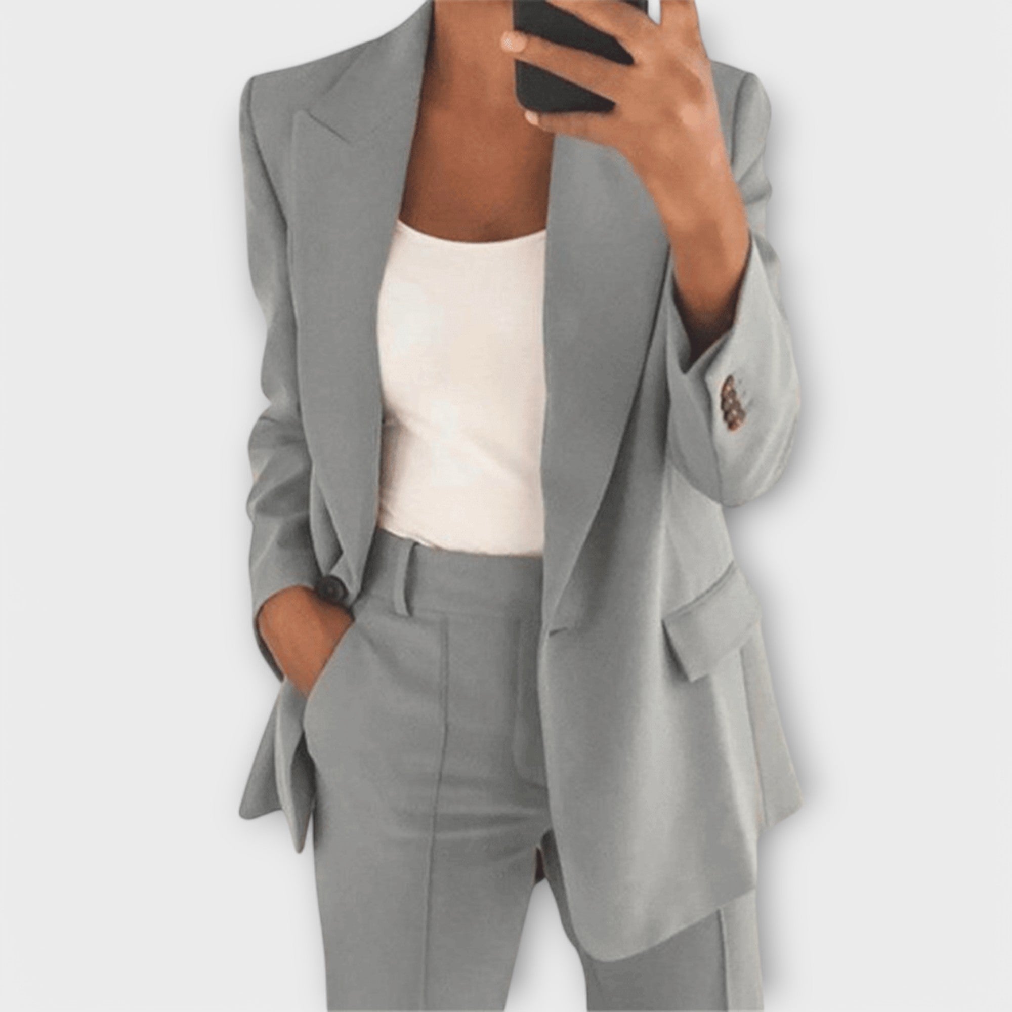 Mila – Costume classique avec une silhouette flatteuse