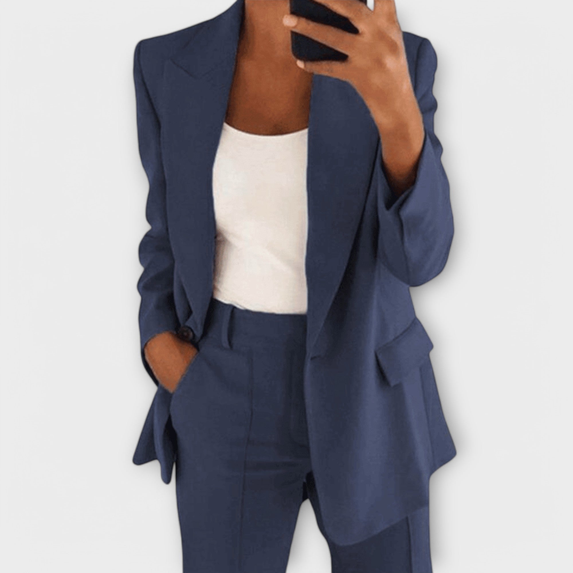 Mila – Costume classique avec une silhouette flatteuse