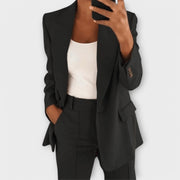 Mila – Costume classique avec une silhouette flatteuse