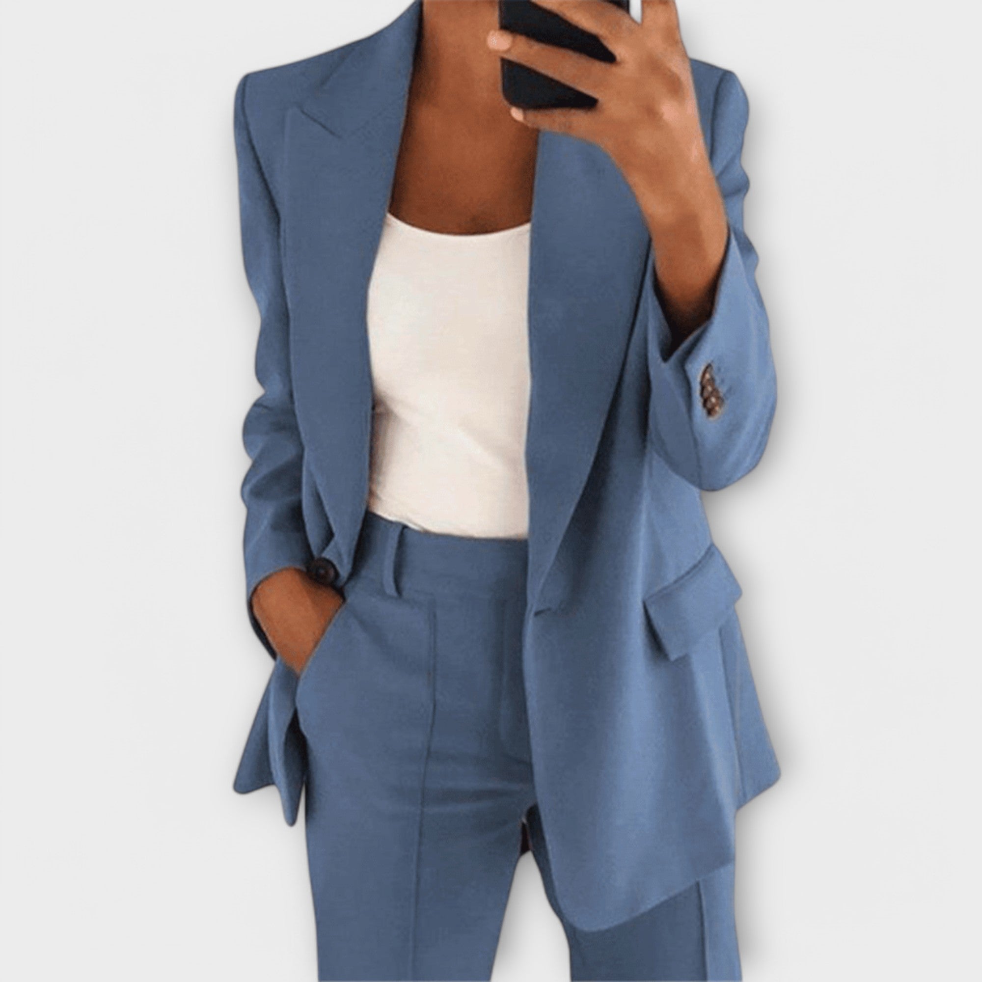 Mila – Costume classique avec une silhouette flatteuse