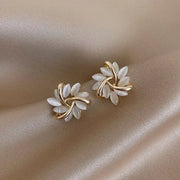 Boucles d'oreilles en opale blanche à puce Golden Leaf