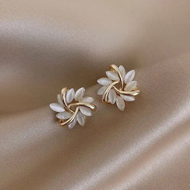 Boucles d'oreilles en opale blanche à puce Golden Leaf