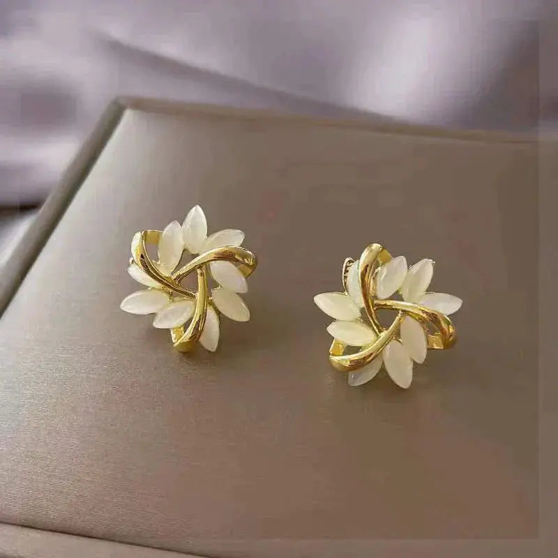 Boucles d'oreilles en opale blanche à puce Golden Leaf