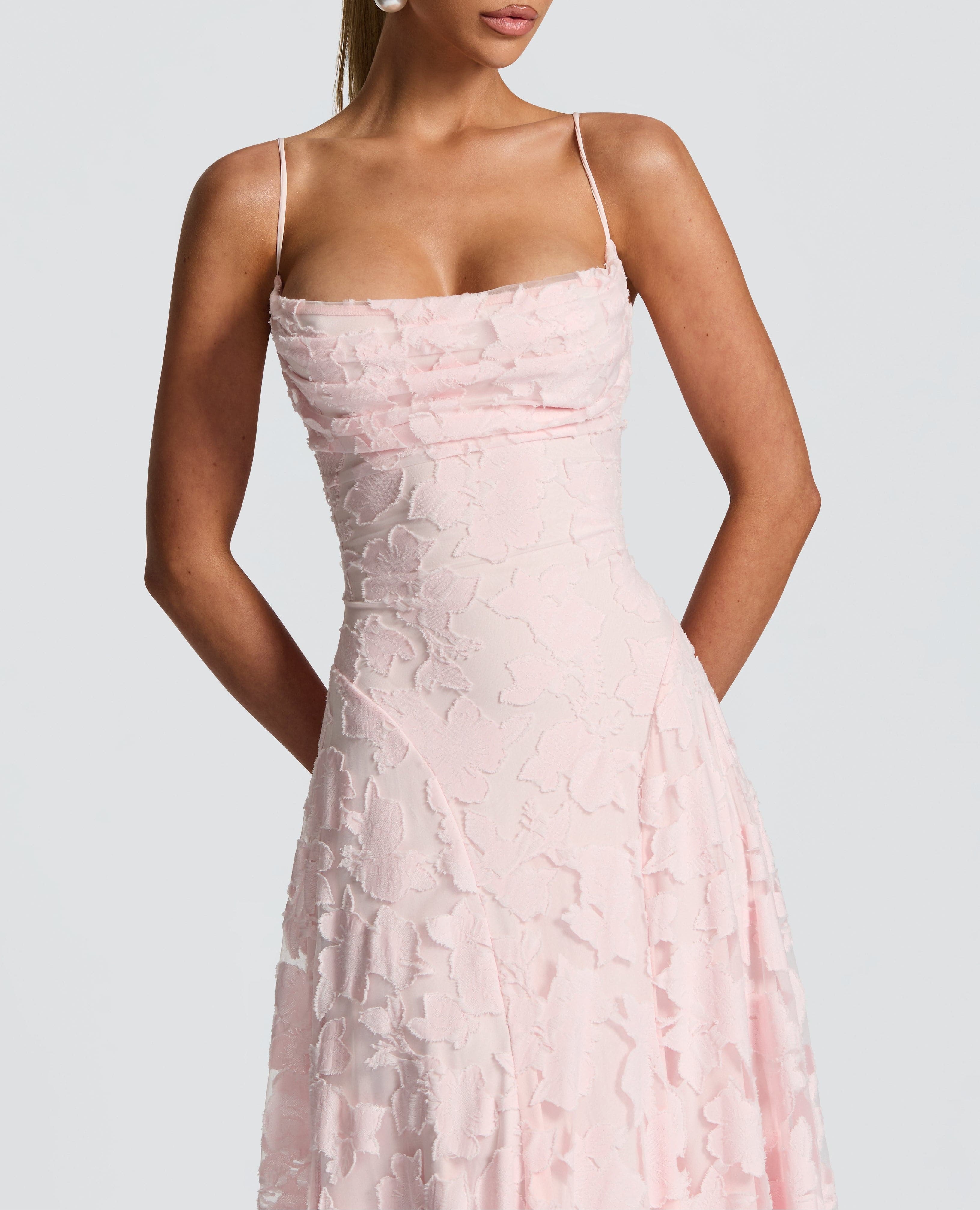 Rhoda™ – Élégance Flottante dans un Style Maxi Intemporel
