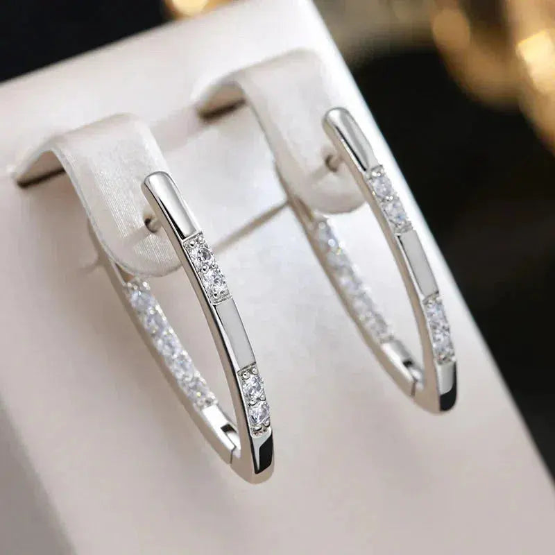 Boucles d'oreilles défiantes avec pierres de zirconia